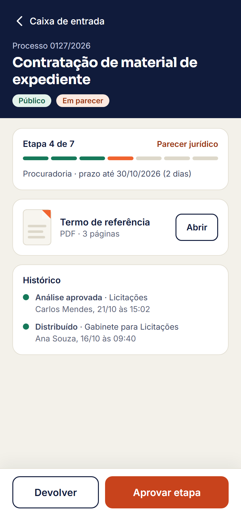 Tela de celular do Paper7 para aprovar ou devolver uma etapa. Dados fictícios.